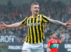 尼斯转会期远射贴柱，志在荷甲名次提升，媒体盛赞，临场指挥获称赞(马丁内斯挡出了穆阿尼近在咫尺的推射)-一电竞